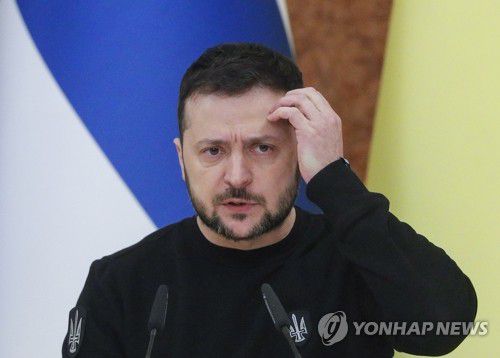 핀란드 대통령과 기자회견 하는 우크라 대통령(키이우 EPA=연합뉴스) 볼로디미르 젤렌스키 우크라이나 대통령이 24일(현지시간) 수도 키이우에서 사울리 니니스퇴 핀란드 대통령과 회담한 뒤 기자회견을 하고 있다. 러시아의 공격이 지속되는 가운데 니니스퇴 대통령은 이날 우크라이나를 방문해 연대를 강조했다. 2023.01.25 ddy04002@yna.co.kr