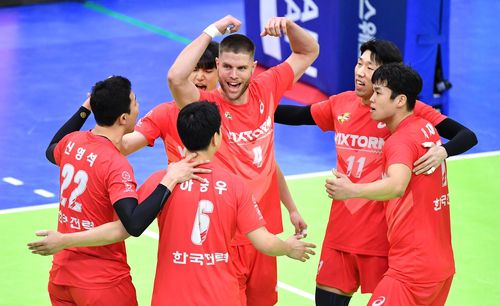 타이스와 한국전력 동료들(서울=연합뉴스) 한국전력 외국인 공격수 타이스(가운데)가 27일 수원체육관에서 열린 프로배구 남자부 KB손해보험과의 홈 경기에서 득점한 뒤, 동료들의 축하를 받고 있다. [한국배구연맹 제공. 재판매 및 DB금지]