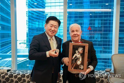 짐 로저스와 기념 촬영하는 오영훈 제주지사(왼쪽)[제주도 제공.재판매 및 DB 금지]