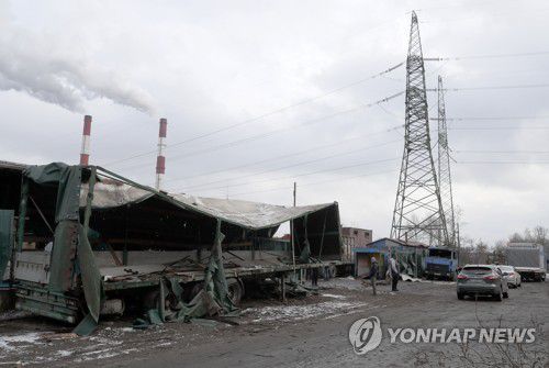 러시아 공습으로 파괴된 트럭(키이우 EPA=연합뉴스) 러시아가 26일(현지시간) 수도 키이우를 비롯해 우크라이나 각지에 미사일과 드론으로 대대적 공습을 가했다. 키이우 시내의 한 트럭이 공습으로 파괴됐다. 2023.1.26 photo@yna.co.kr