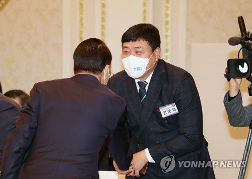 통일부·행안부 등 업무보고 참석한 권영세-양준혁(서울=연합뉴스) 임헌정 기자 =  권영세 통일부 장관이 27일 청와대 영빈관에서 열린 통일부·행정안전부·국가보훈처·인사혁신처 업무보고에 참석, 양준혁 야구재단 이사장과 인사하고 있다. 2023.1.27     kane@yna.co.k