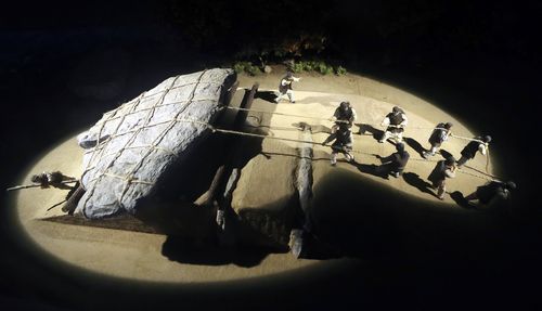 강화역사박물관에 전시된 고인돌 건축 과정 모형[촬영 윤태현]