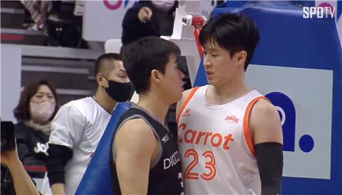 정성우와 전성현의 충돌[SPOTV 중계 화면 캡처. 재판매 및 DB 금지]