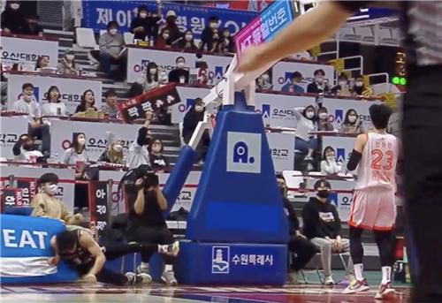 넘어지며 광고판에 부딪히는 정성우 [SPOTV 중계 화면 캡처. 재판매 및 DB 금지]