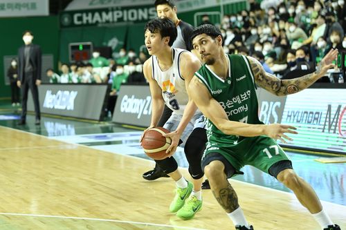허웅(왼쪽)과 이선 알바노[KBL 제공. 재판매 및 DB 금지]