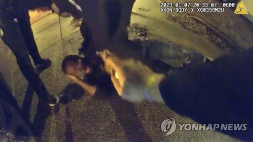 쓰러진 니컬스에 '페퍼 스프레이' 뿌리는 경찰관[AFP 연합뉴스 자료사진. 재판매 및 DB 금지]