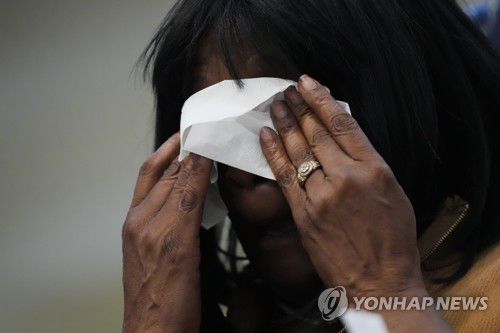 눈물 흘리는 니컬스의 모친[AP 연합뉴스 자료사진. 재판매 및 DB 금지]