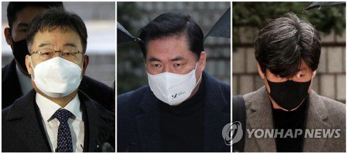 공판 출석하는 김만배-유동규-남욱화천대유자산관리 대주주 김만배 씨(왼쪽부터), 유동규 전 성남도시개발공사 본부장, 남욱 변호사가 1월 13일 서울중앙지법에서 열린 대장동 개발 사업 로비·특혜 의혹 관련 1심 속행 공판에 출석하고 있다. [연합뉴스 자료사진]