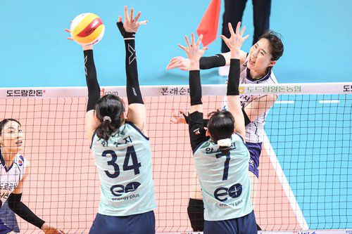 오픈 공격 시도하는 박정아[한국배구연맹 제공. 재판매 및 DB 금지] photo@yna.co.kr