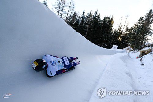 세계선수권 8위, 스켈레톤 김지수(서울=연합뉴스) 김지수가 27일 스위스 생모리츠에서 끝난 2022-2023 국제봅슬레이스켈레톤경기연맹(IBSF) 세계선수권대회 남자 스켈레톤 경기에서 트랙을 주행하고 있다.      김지수는 1∼4차 시기 합계 4분32초58로 8위에 자리했다. 2023.1.27 [국제봅슬레이스켈레톤경기연맹(IBSF) 제공. 재판매 및 DB 금지] photo@yna.co.kr