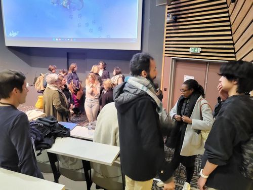 네이버 웹툰 프랑스 에디터들에게 질문하려고 기다리는 사람들(앙굴렘<프랑스>=연합뉴스) 현혜란 특파원 = 제50회 프랑스 앙굴렘 국제만화축제에서 네이버 웹툰 프랑스가 27일(현지시간) 주최한 웹툰 창작자 모집 설명회가 끝나고 일부 참석자들이 에디터들에게 질문을 하기 위해 기다리고 있다. 2023.01.29 runran@yna.co.kr