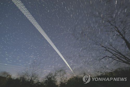 밤하늘에 빛 흔적을 남긴 스타링크X 인공위성의 운항 궤적[EPA 연합뉴스 자료사진. 재판매 및 DB 금지]