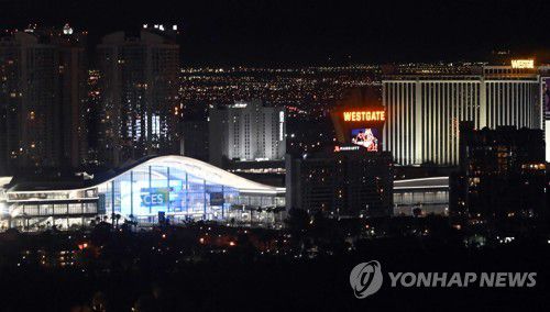 3년 만의 정상 개최, CES 2023 폐막(라스베이거스=연합뉴스) 홍해인 기자 = 세계 최대 가전·IT(정보기술) 박람회 'CES 2023' 폐막을 하루 앞둔 7일(현지시간) 미국 네바다주 라스베이거스 컨벤션센터(LVCC)의 모빌리티 관련 기업들의 전시관이 모여있는 웨스트 홀이 불을 밝히고 있다. 2023.1.9 hihong@yna.co.kr