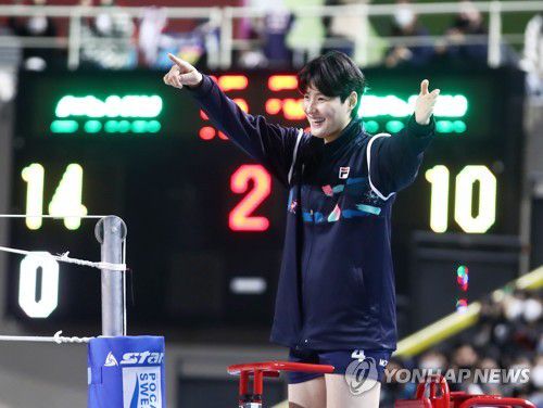 주심으로 나선 김희진(인천=연합뉴스) 김상연 기자 = 29일 인천 삼산월드체육관에서 열린 프로배구 V리그 올스타전에서 김희진이 심판석에 올라 판정을 내리고 있다. 2023.1.29 goodluck@yna.co.kr