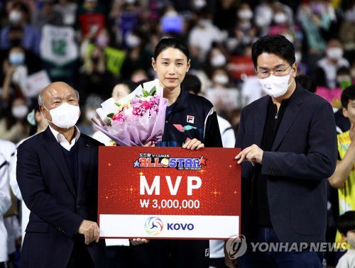 MVP 선정된 김연경(인천=연합뉴스) 김상연 기자 = 29일 인천 삼산월드체육관에서 열린 프로배구 V리그 올스타전에서 MVP에 선정된 김연경(가운데)이 기념사진을 찍고 있다. 2023.1.29 goodluck@yna.co.kr