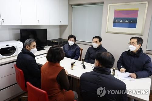 노인요양원 찾은 산업부 장관·가스공사 사장 (서울=연합뉴스) 이지은 기자 = 이창양 산업통상자원부 장관이 29일 오전 도시가스 요금 할인을 적용받는 사회복지시설인 서울 성북구 정릉노인요양원을 찾아 최연혜 가스공사 사장과 함께 시설 관계자들과 간담회를 하고 있다. 산업부는 지난 18일 사회복지시설 등에 대해 가장 저렴한 일반용(영업용2) 요금을 적용하는 것을 골자로 하는 '도시가스요금 경감 지침'을 고시했다. 2023.1.29 jieunlee@yna.co.kr