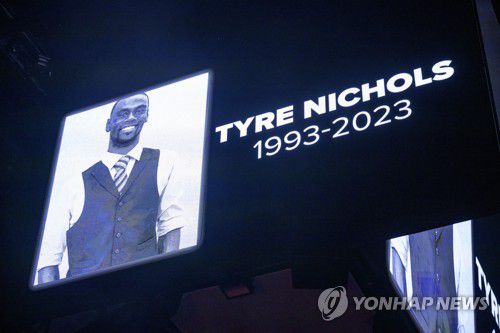 NBA 경기장에 마련된 니컬스 추모 영상[AP=연합뉴스]