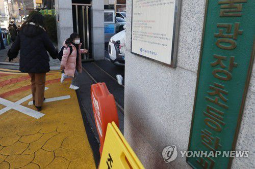 실내마스크 해제 첫날…등교하는 학생들(서울=연합뉴스) 홍해인 기자 = 학교, 마트 등 실내 마스크 착용 의무가 해제된 30일 서울 광진구 광장초등학교에서 초등학생들이 등교하고 있다. 2023.1.30 [공동취재] hihong@yna.co.kr