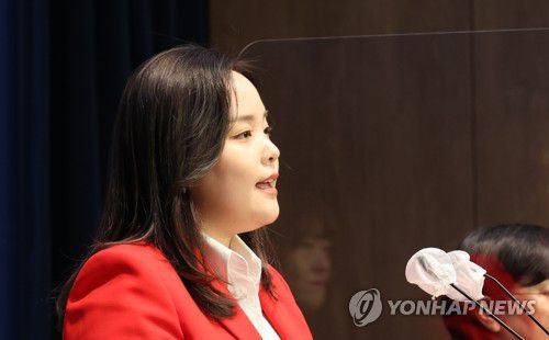 청년최고위원 출마 선언하는 국민의힘 옥지원 중앙위원회 청년분과 부위원장(서울=연합뉴스) 하사헌 기자 = 국민의힘 옥지원 중앙위원회 청년분과 부위원장이 30일 오전 서울 여의도 국회 소통관에서 청년최고위원 출마 선언 기자회견을 하고 있다. 2023.1.30 toadboy@yna.co.kr