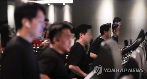 오늘부터는 마스크 벗고 운동(서울=연합뉴스) 실내마스크 착용이 의무에서 권고로 바뀐 이전 30일 오후 서울 시내 한 헬스장에서 이용객들이 마스크를 벗고 운동하고 있다.