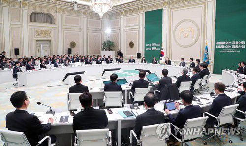 금융위원회 업무보고 참석한 윤석열 대통령(서울=연합뉴스) 안정원 기자 = 윤석열 대통령이 30일 오후 청와대 영빈관에서 열린 금융위원회 업무보고에서 발언하고 있다. 2023.1.30 [대통령실통신사진기자단] jeong@yna.co.kr