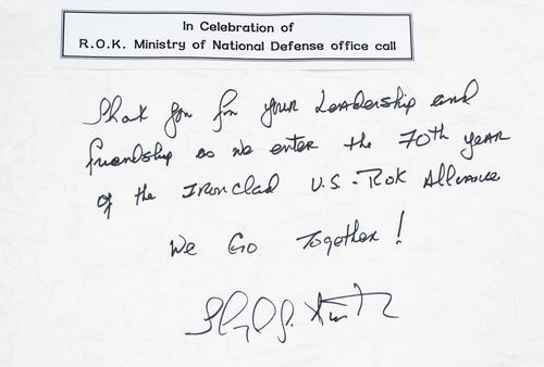 오스틴 장관 "같이 갑시다!"  (서울=연합뉴스) 이종섭 국방부 장관과 로이드 오스틴 미 국방부 장관은 31일 오후 국방부 청사에서 만나 확장억제 실행력 강화 방안 등을 협의했다. 사진은 오스틴 장관이 이번 회담을 계기로 작성한 방명록으로 "철통같은 한미동맹의 70주년을 맞이하며 당신의 지도력과 우정에 감사합니다. 같이 갑시다!"라는 내용이다. [국방부 제공. 재판매 및 DB 금지]