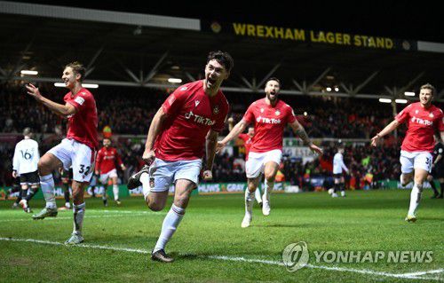 셰필드 유나이티드와 FA컵 경기에서 기뻐하는 렉섬 선수들[AFP=연합뉴스]