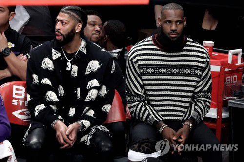 벤치에서 지켜 보는 앤서니 데이비스(왼쪽)와 르브론 제임스[EPA=연합뉴스]