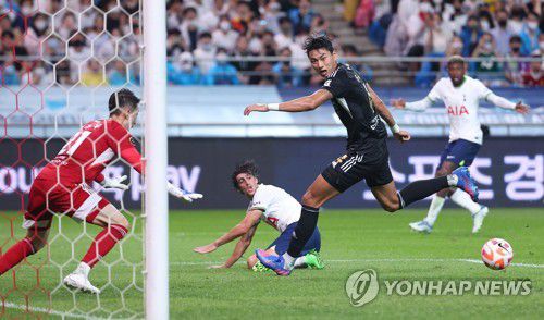 찬스 놓치는 브라이언 힐(서울=연합뉴스) 김도훈 기자 = 지난해 7월 13일 서울월드컵경기장에서 열린 팀 K리그와 잉글랜드 프로축구 프리미어리그 토트넘 홋스퍼의 친선경기에서 토트넘 브라이언 힐이 찬스를 놓치고 있다. 2022.7.13 superdoo82@yna.co.kr