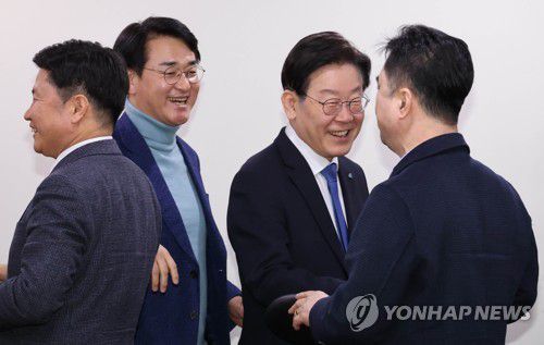 김종민 의원과 인사하는 이재명 대표(서울=연합뉴스) 백승렬 기자 = 더불어민주당 이재명 대표(오른쪽 두번째)가 31일 국회 의원회관에서 열린 민주당의 길 1차 토론회에 참석하며 김종민 의원과 인사하고 있다. 2023.1.31 srbaek@yna.co.kr