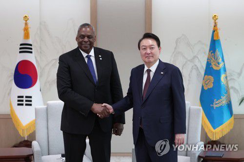 로이드 오스틴 미 국방장관 접견하는 윤석열 대통령(서울=연합뉴스) 안정원 기자 = 윤석열 대통령이 31일 오후 서울 용산 대통령실 청사에서 방한 중인 로이드 오스틴 미국 국방부 장관을 접견, 기념촬영을 하고 있다. 2023.1.31 [대통령실 제공. 재판매 및 DB 금지] jeong@yna.co.kr