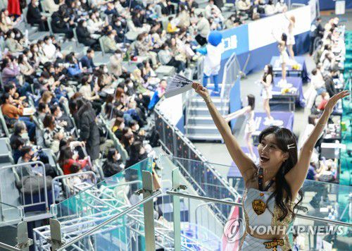 마스크 착용 의무 해제된 실내 스포츠(서울=연합뉴스) 홍해인 기자 = 31일 오후 서울 장충체육관에서 열린 2022~2023 V리그 배구 남자부 KB손해보험과 우리카드의 경기. 30일부터 실내 마스크 착용 의무가 해제되면서 관중석의 치어리더가 마스크를 벗은 채 응원전을 펼치고 있다. 2023.1.31 hihong@yna.co.kr