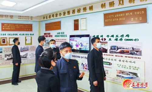 평양무궤도전차공장 간부와 근로자들[노동신문 캡처. 재배포 금지]