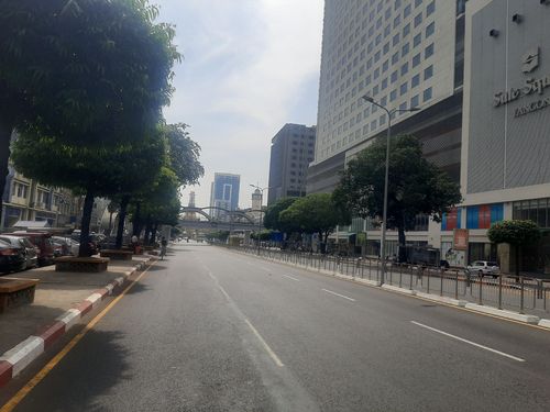 양곤 도심의 대표적 혼잡 도로도 한산(양곤=연합뉴스) 이정호 통신원 = 1일 낮 12시 미얀마 최대 도시 양곤의 대표적 도심인 술레 파고다 지역에 침묵시위로 차량이 거의 보이지 않았다. 2023.2.1.