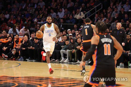 뉴욕과 경기에서 드리블하는 LA 레이커스의 르브론 제임스[USA TODAY Sports=연합뉴스]