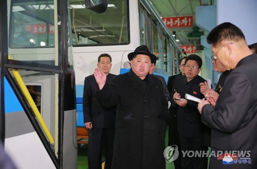 북 김정은, 평양무궤도전차공장 시찰(서울=연합뉴스) 김정은 북한 노동당 위원장이 리모델링한 평양무궤도전차(트롤리버스)공장을 시찰했다고 노동당 기관지 노동신문이 1일 보도했다. 2018.2.1      [국내에서만 사용가능. 재배포 금지. For Use Only in the Republic of Korea. No Redistribution] nkphoto@yna.co.kr