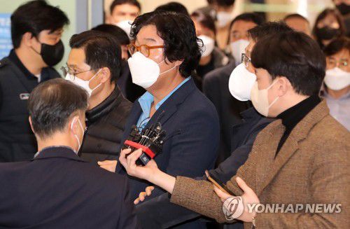 압송되는 김성태 전 쌍방울 회장(영종도=연합뉴스) 이지은 기자 = 8개월간 도피 끝에 태국에서 붙잡힌 김성태 전 쌍방울그룹 회장이 17일 인천국제공항을 통해 입국하고 있다. 2023.1.17 [공동취재] photo@yna.co.kr