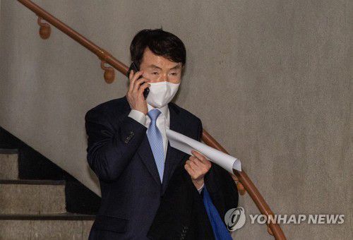 법정 떠나는 현정택 전 정책조정수석(서울=연합뉴스) 황광모 기자 =  4·16 세월호 참사 특별조사위원회(특조위) 활동을 방해한 혐의로 기소된 현정택 정책조정수석이 1일 오후 서울 서초구 서울중앙지법에서 열린 1심 선고 공판을 마친 뒤 법정을 떠나고 있다. 2023.2.1 hkmpooh@yna.co.kr