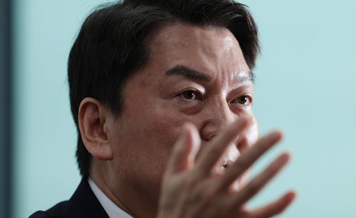 연합뉴스와 인터뷰하는 안철수    (서울=연합뉴스) 이정훈 기자 = 국민의힘 당권주자인 안철수 의원이 국회 의원회관에서 연합뉴스와 인터뷰를 하고 있다. 2023.2.1     uwg806@yna.co.kr