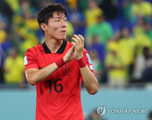 팬들에게 인사하는 황의조(도하=연합뉴스) 김도훈 기자 = 지난해 12월 6일(한국시간) 카타르 도하 974 스타디움에서 열린 2022 카타르 월드컵 16강전 대한민국과 브라질의 경기에서 1-4로 패한 대표팀 황의조가 팬들에게 인사하고 있다. 2022.12.6 superdoo82@yna.co.kr