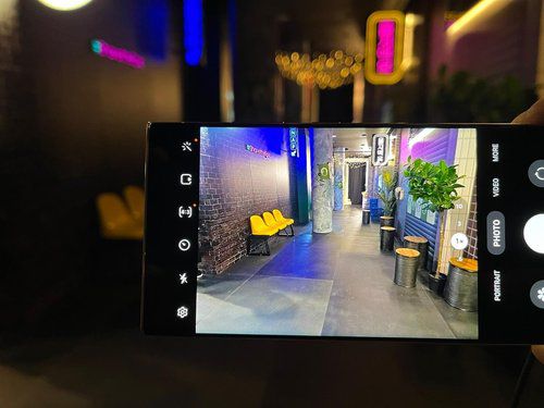 '을지로 밤거리도 밝게'(샌프란시스코=연합뉴스) 김태종 특파원 = 31일(현지시간) 미국 샌프란시스코의 중심가인 파웰 111 거리에 마련된 갤럭시 S23 체험관 2층에서 을지로 밤거리 모습을 구현한 공간을 갤럭시 S23 울트라로 사진 촬영을 해보니 밝은 모습으로 찍히고 있다. 2023.2.1 taejong75@yna.co.kr