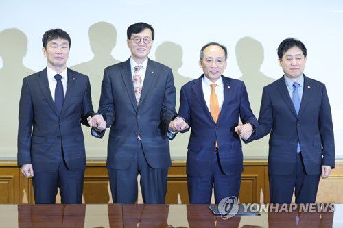 한자리에 모인 금융당국 수장들(서울=연합뉴스) 김주성 기자 = 추경호 부총리 겸 기획재정부 장관(왼쪽 세번째), 이창용 한국은행 총재(왼쪽 두번째), 김주현 금융위원장(맨 오른쪽), 이복현 금융감독원장이 2일 오전 서울 중구 명동 은행회관에서 비상거시경제금융회의를 하기에 앞서 기념촬영 하고 있다. 2023.2.2 utzza@yna.co.kr