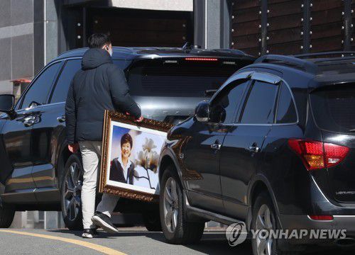 박근혜 사저로 들어가는 액자사진(대구=연합뉴스) 김현태 기자 = 2일 박근혜 전 대통령의 생일을 맞아 박 전 대통령의 대구 달성군 사저로 지지자들이 보낸 액자사진이 들어가고 있다. 2023.2.2 mtkht@yna.co.kr