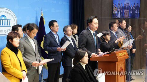 추경 촉구 기자회견하는 민주당 소속 예결위원들(서울=연합뉴스) 하사헌 기자 = 국회 예산결산특별위원회 소속 더불어민주당 의원들이 2일 오후 서울 여의도 국회 소통관에서 추경 촉구 기자회견을 하고 있다. 2023.2.2 toadboy@yna.co.kr