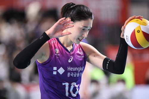 서브에 앞서서 집중하고 있는 김연경[한국배구연맹 제공. 재판매 및 DB 금지]