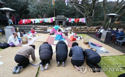 제주 송당리 본향당 '신과세제'(제주=연합뉴스) 변지철 기자 = 3일 제주시 구좌읍 송당리 본향당에서 신과세제가 열리고 있다. 신과세제는 마을주민들이 새해를 맞아 마을의 수호신에게 문안을 드리고 한 해의 무사안녕과 풍요를 기원하는 당굿이자 공동체 제의다. 2023.2.3 bjc@yna.co.kr