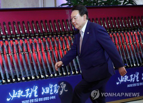 삼정검 수여식 입장하는 윤석열 대통령(서울=연합뉴스) 안정원 기자 = 윤석열 대통령이 3일 청와대 영빈관에서 열린 상반기 육군ㆍ해군ㆍ해병대ㆍ공군 준장 진급자 및 진급 예정자 삼정검 수여식에 입장하고 있다.       삼정검의 '삼정'은 육·해·공군이 일치하여 호국·통일·번영의 3가지 정신 달성을 의미한다. 2023.2.3 [대통령실통신사진기자단] jeong@yna.co.kr