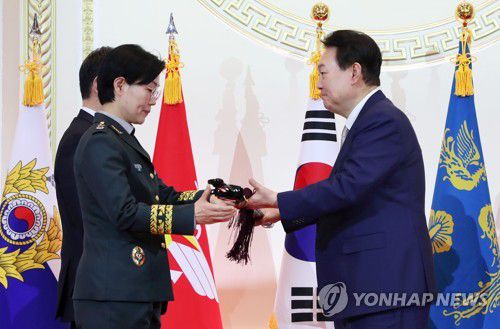 삼정검 수여하는 윤석열 대통령(서울=연합뉴스) 안정원 기자 = 윤석열 대통령이 3일 청와대 영빈관에서 열린 상반기 육군ㆍ해군ㆍ해병대ㆍ공군 준장 진급자 및 진급예정자 삼정검 수여식에서  김소영 준장(육군)에게 삼정검을 수여하고 있다.  삼정검의 '삼정'은 육·해·공군이 일치하여 호국·통일·번영의 3가지 정신 달성을 의미한다. 2023.2.3 [대통령실통신사진기자단] jeong@yna.co.kr