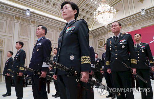 삼정검 받은 진급 장성(서울=연합뉴스) 안정원 기자 = 3일 청와대 영빈관에서 열린 상반기 육군ㆍ해군ㆍ해병대ㆍ공군 준장 진급자 및 진급예정자 삼정검 수여식에서 준장 진급 장성들이 윤석열 대통령에게 받은 삼정검을 지니고 있다.      삼정검의 '삼정'은 육·해·공군이 일치하여 호국·통일·번영의 3가지 정신 달성을 의미한다. 2023.2.3 [대통령실통신사진기자단] jeong@yna.co.kr