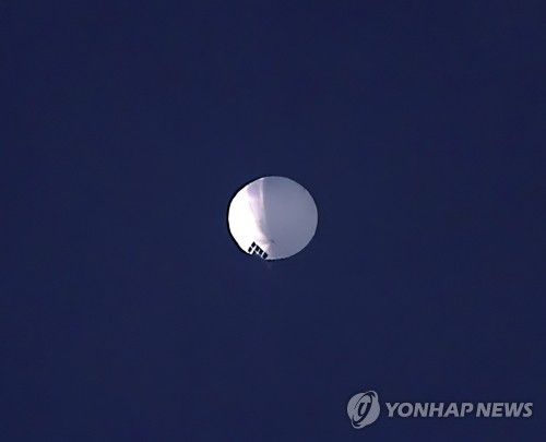 美 "中 정찰 풍선 본토 상공서 포착됐지만 격추는 보류"(빌링스[美몬태나주] AP=연합뉴스) 미국 정부는 2일(현지시간) 중국이 보낸 것으로 추정되는 정찰 풍선이 지난 이틀 동안 본토 상공에서 포착돼 추적 중이라고 밝혔다. 하지만 미 국방부는 지상 피해가 우려돼 격추계획은 일단 보류했다고 관리들이 전했다. 사진은 전날 정찰 풍선이 몬태나주 빌링스 상공에 떠 있는 모습. 미 국방부는 사진 속 풍선이 정찰용인지 확인하지 않았다. 2023.02.03 jason3669@yna.co.kr
